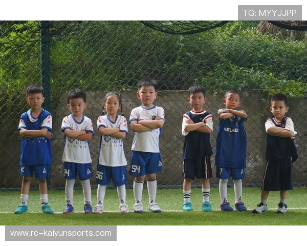 足球联赛在青训扶持中鼓励俱乐部建立学业支持与升学指导服务，国家关于足球特色学校跟足球青训机构合作的文件
